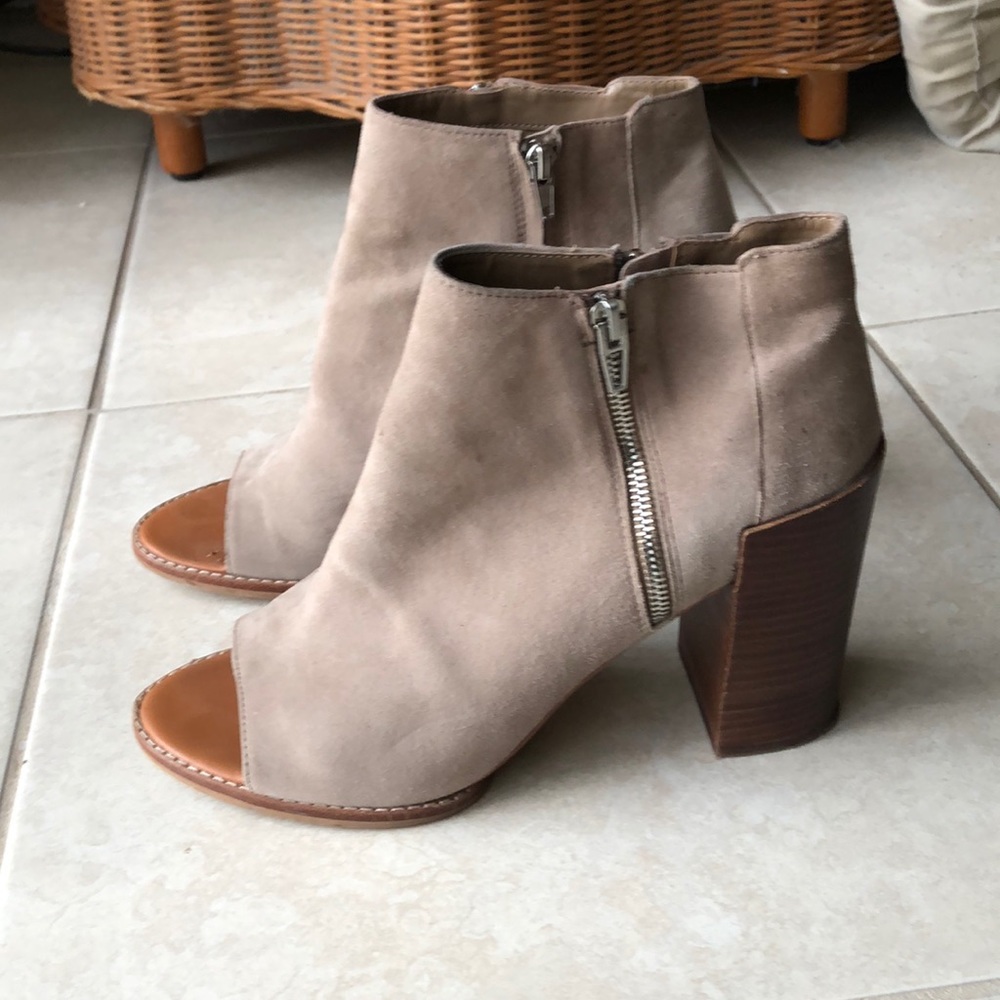 CLEARANCE - Dolce Vita suede ankle booties size 11
